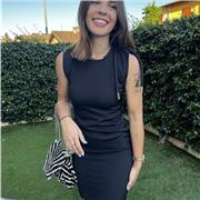 Studentessa di psicologia da ripetizioni e bambini delle elementari e delle medie